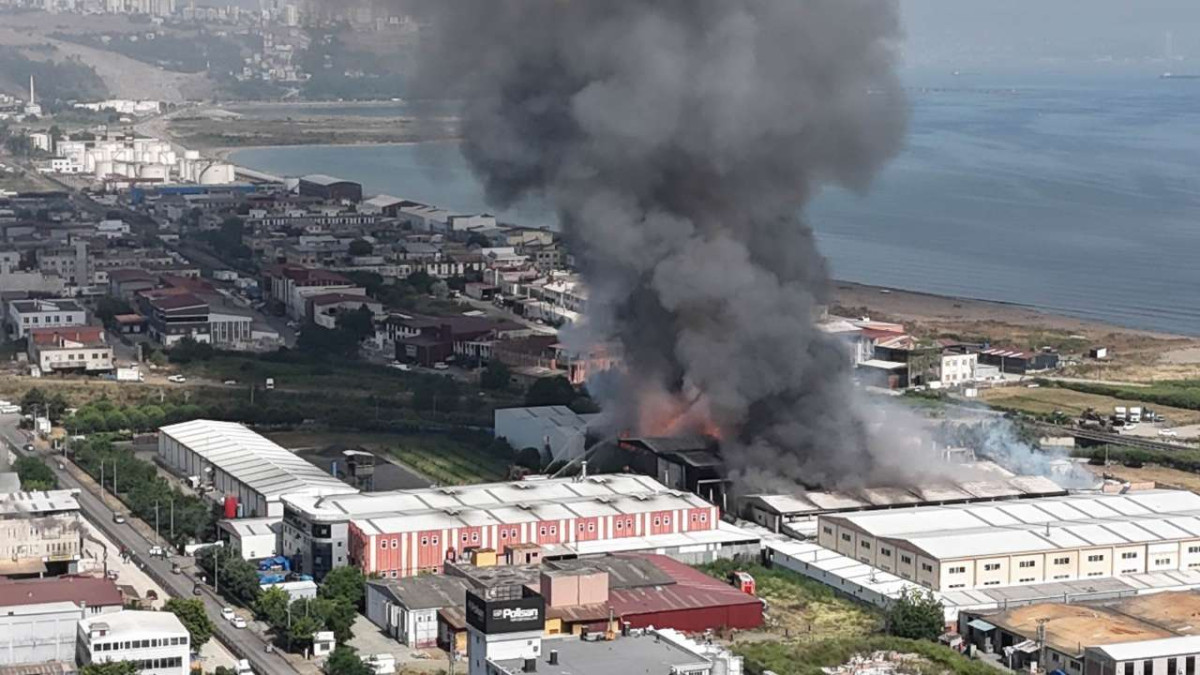 Samsun'daki fabrika yangını soğutma çalışması sırasında beton blok çöktü: 9 itfaiye eri yaralı